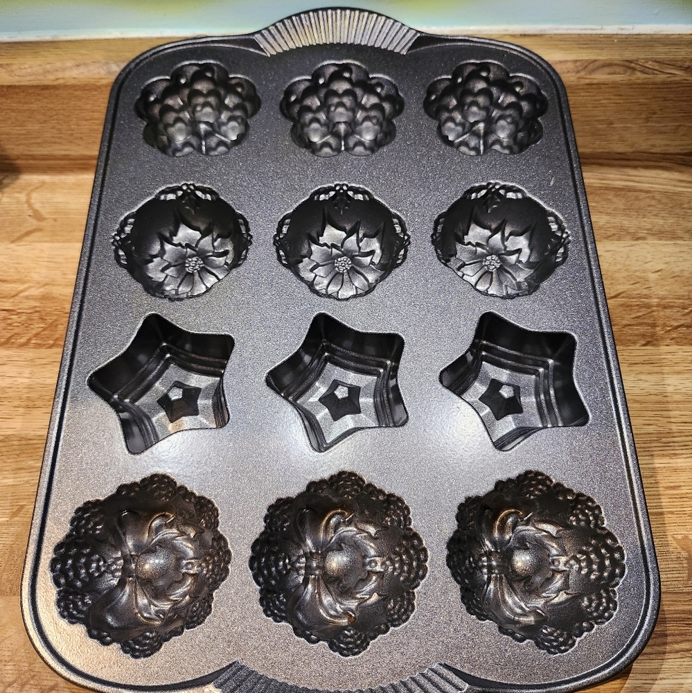 VGUC Nordic Ware Holiday Mini Muffin Pan